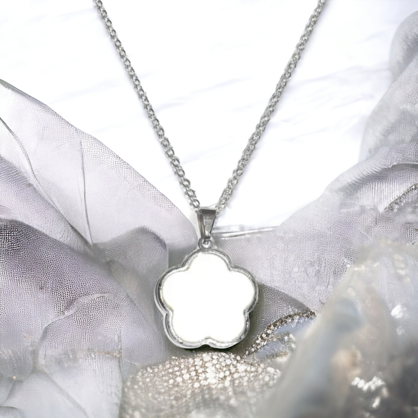 Collier fleur blanche