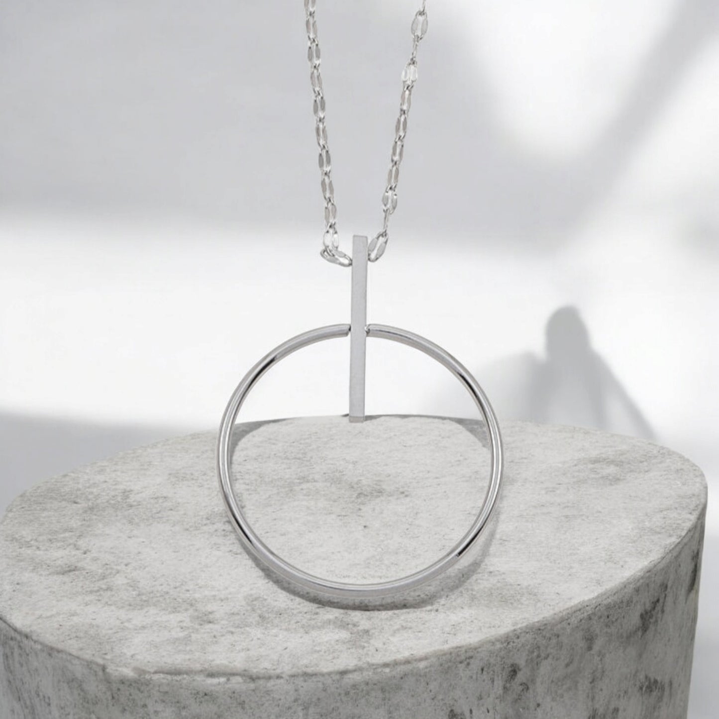 Collier cercle et barre